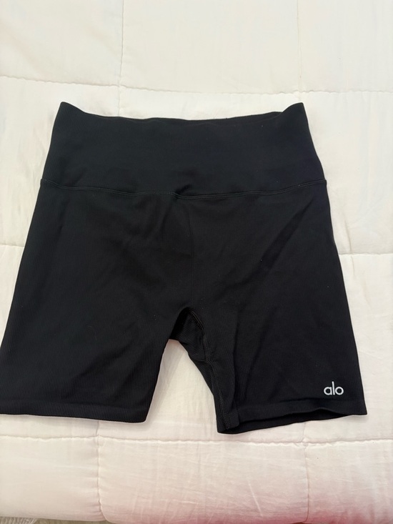 Alo Yoga 5” Seamless Ribbed Favorite Short - Picture 3 of 6